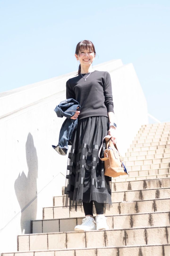 黒シフォンスカートで甘くなりすぎないフェミニンスタイル【Day4】