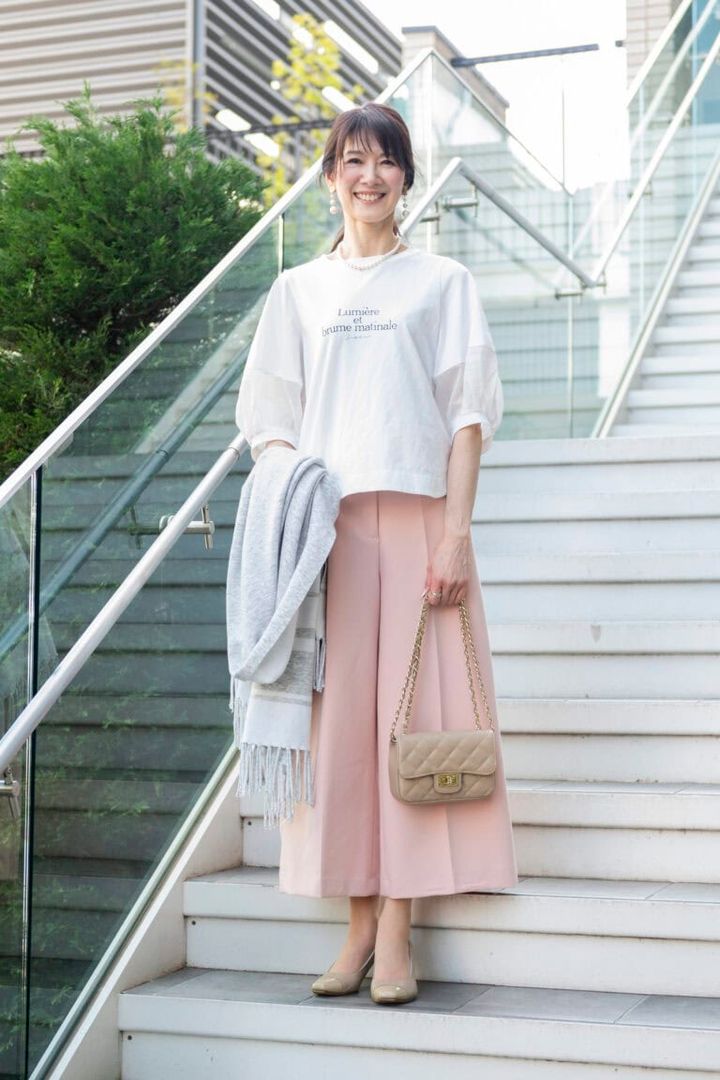 センタープレスが入った『ZARA』のワイドパンツを合わせた、清潔感のある綺麗めスタイル！【Day1】