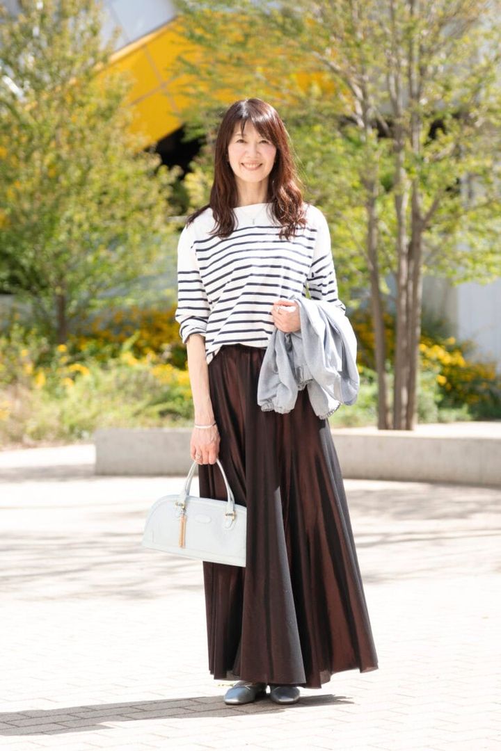 優美なロングスカートで大人の余裕を感じさせるカジュアルスタイルに【Day3】