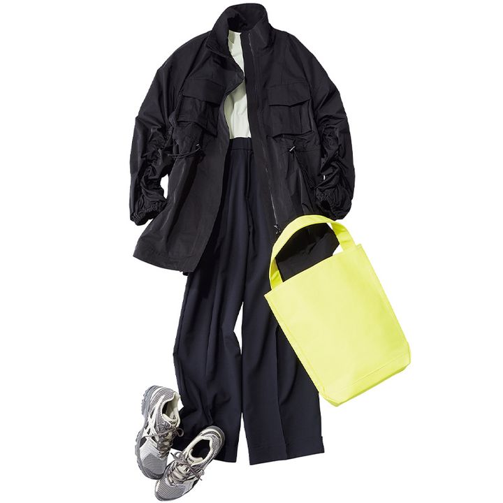 カラーTシャツとネイビーワイドパンツにナイロンアウターを羽織ってカラーバッグとスニーカーを合わせた休日コーデ