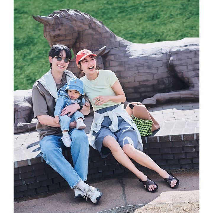 キレイ色カットソーとグレーのハーフパンツにシャツを腰巻きしてキャップやサンダルを合わせた休日コーデ