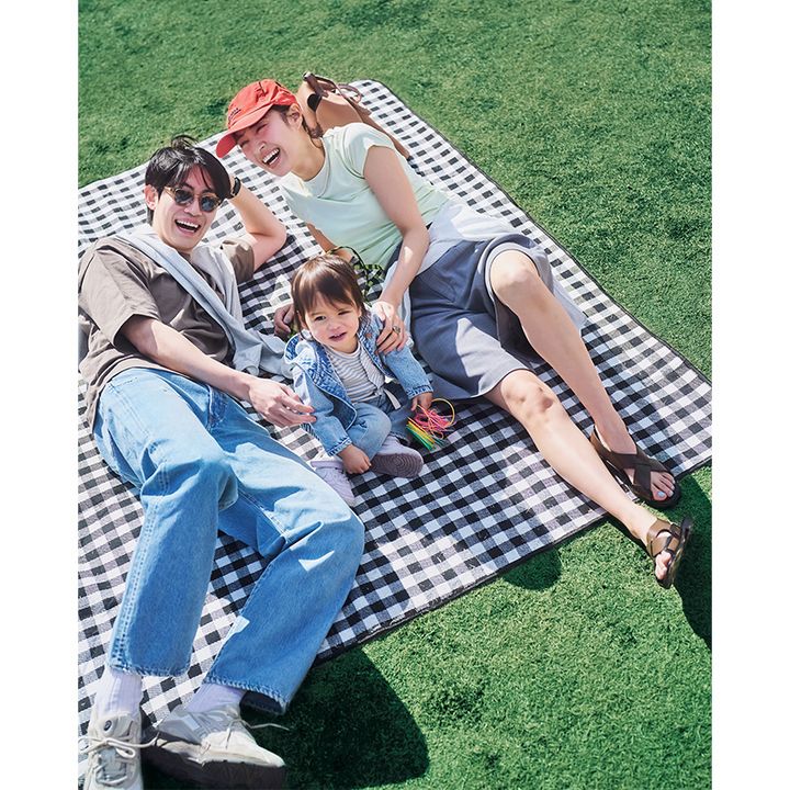 キレイ色カットソーとグレーのハーフパンツにシャツを腰巻きしてキャップやサンダルを合わせた休日コーデ