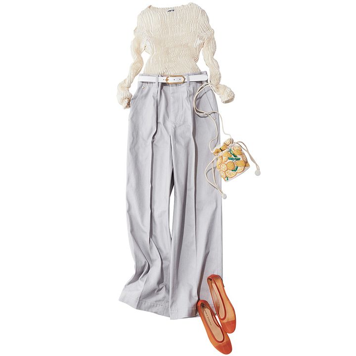 プリーツトップスとグレーのワイドデニムに白のベルトやカラー小物を足した着こなし