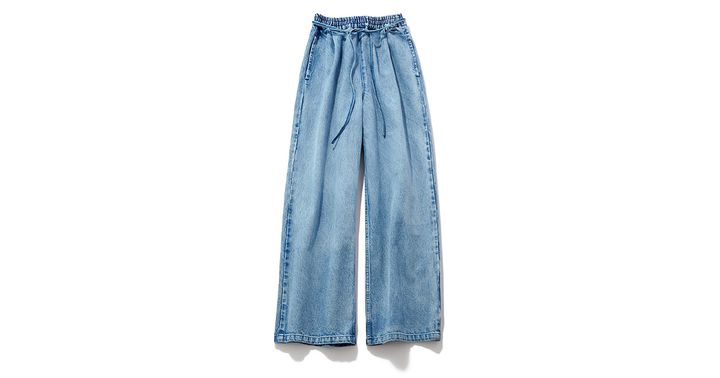 サードマガジンの淡いブルーデニムパンツ