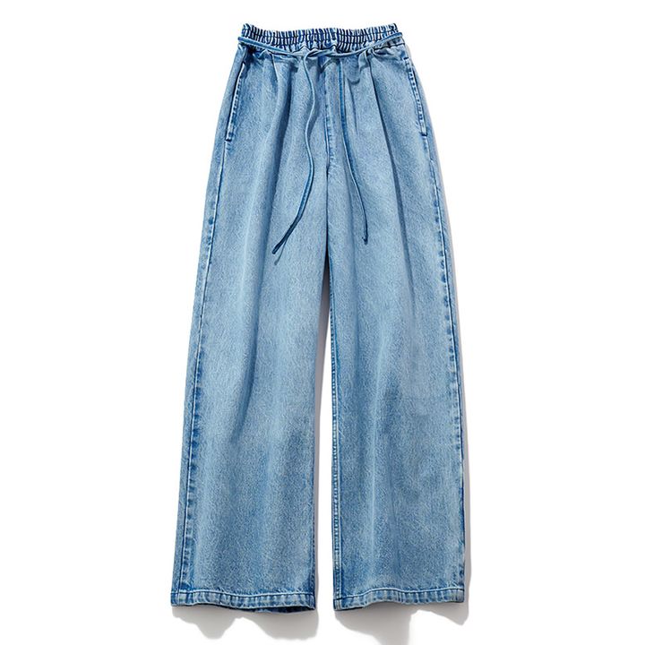サードマガジンの淡いブルーのゆるっとしたシルエットのデニムパンツ
