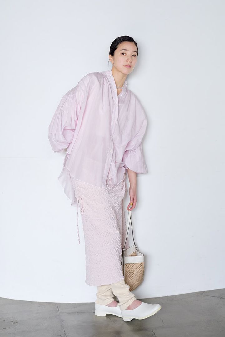 ワントーンでなじませて 旬顔スカートをすっきりレイヤード