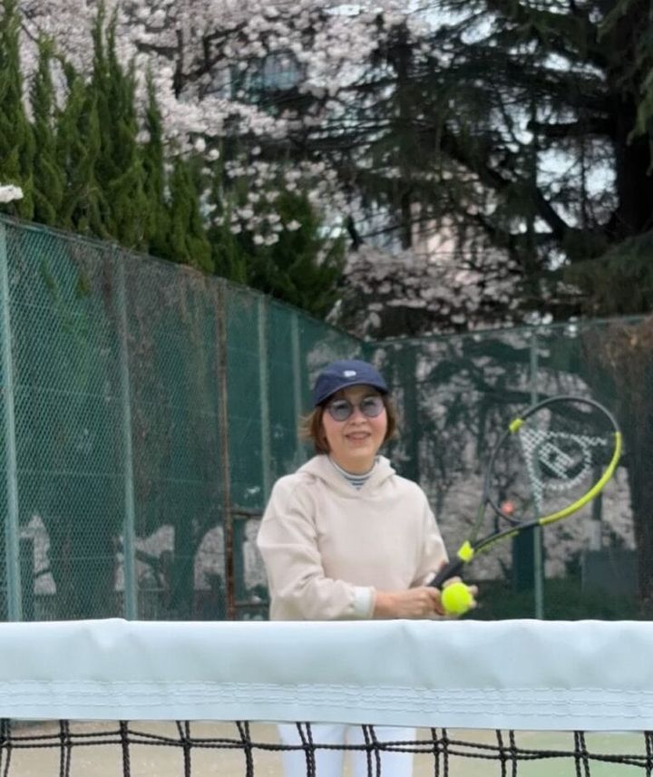 テニスをしている小西さん