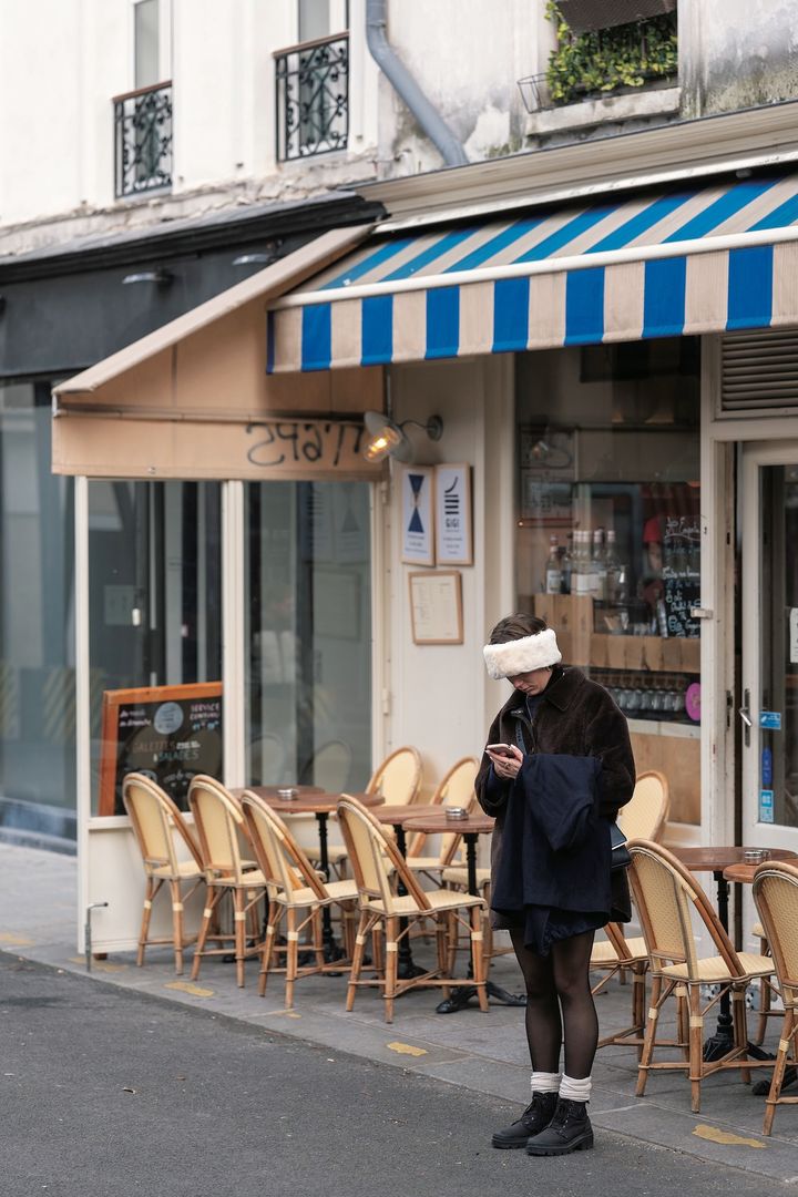 スカーフ＆ストールを頭にサッと巻くのがパリジェンヌのブーム！【パリジェンヌの一週間コーデ】