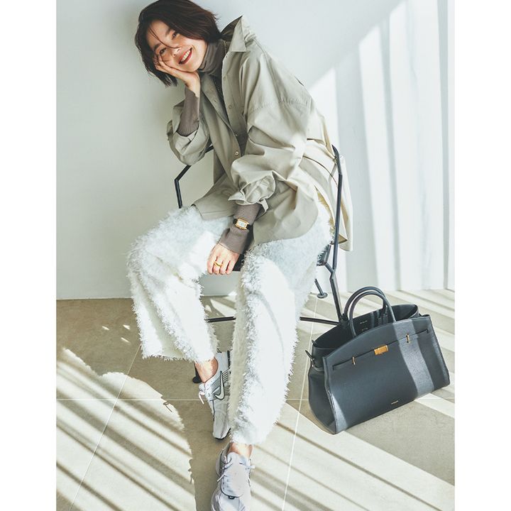 ベージュのシャツで春っぽコーデ