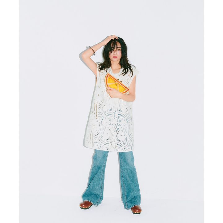 脚長効果抜群のフレアデニムにクロシェ編みワンピを合わせたスタイル