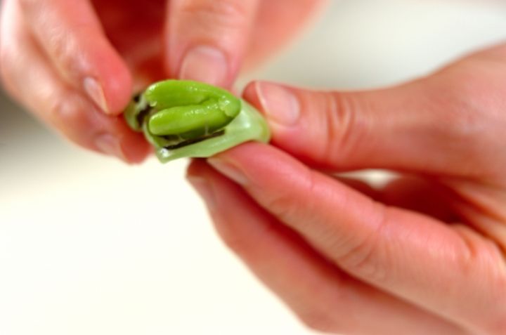 ソラ豆のサラダの下準備1