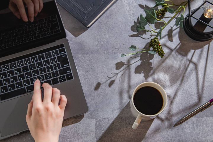 パソコン、コーヒー、グレーの背景