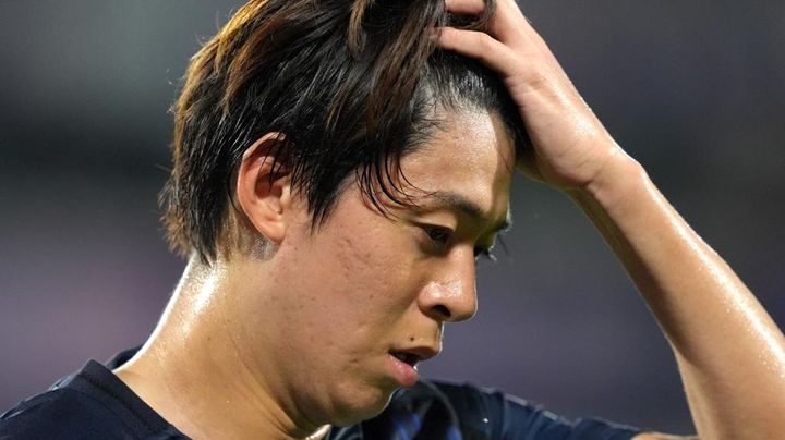 23歳日本人選手、前半でまさかの退場処分…「一体何をしているのか」と海外辛辣も監督は擁護