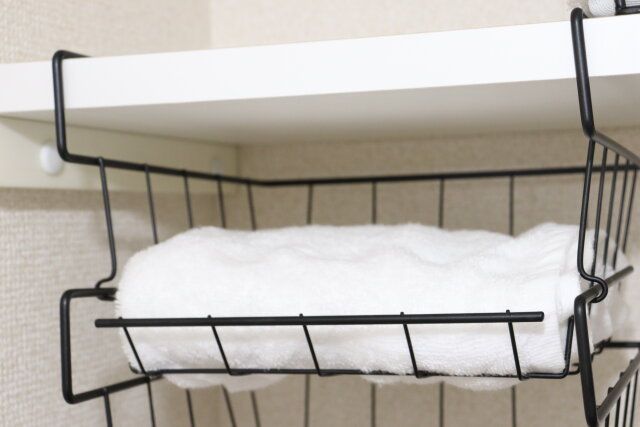 セリアの棚の下に設置できる2段まで積み重ねできるハンギングワイヤーラック