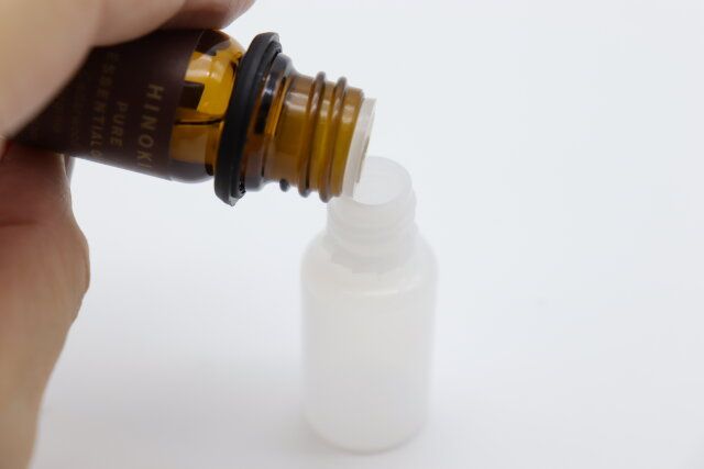 ダイソー ドロップ容器（10mL、4個） 使用例 アロマオイル