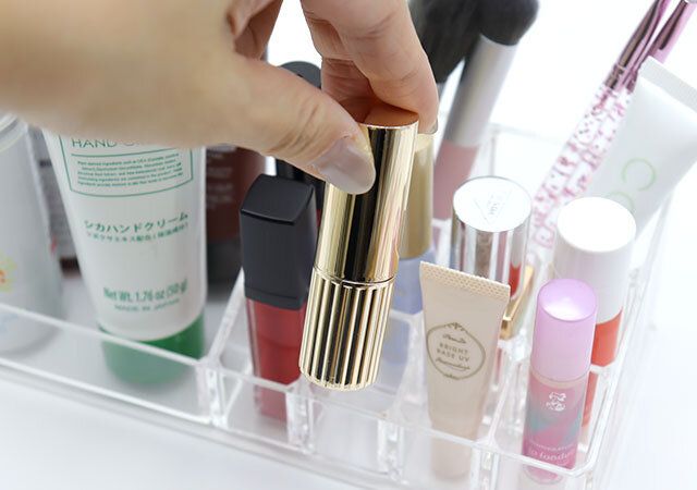 ダイソーの化粧収納ケースはリップを1本ずつ立てて収納できる