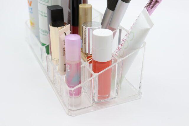 ダイソーの化粧収納ケースは中身が見やすくて取り出しやすい