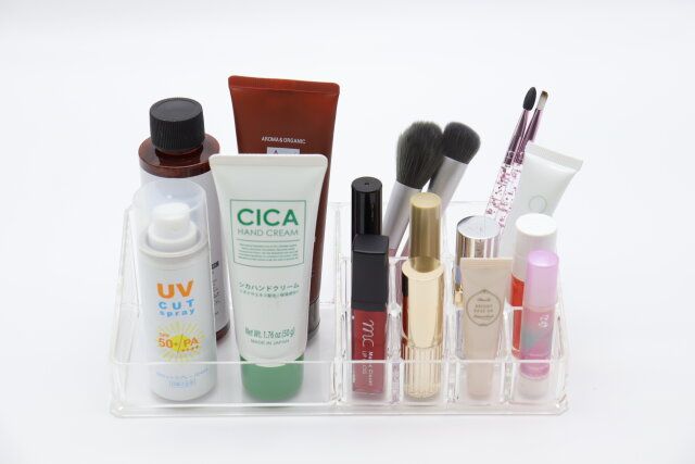 ダイソーの化粧収納ケースにコスメを収納した様子