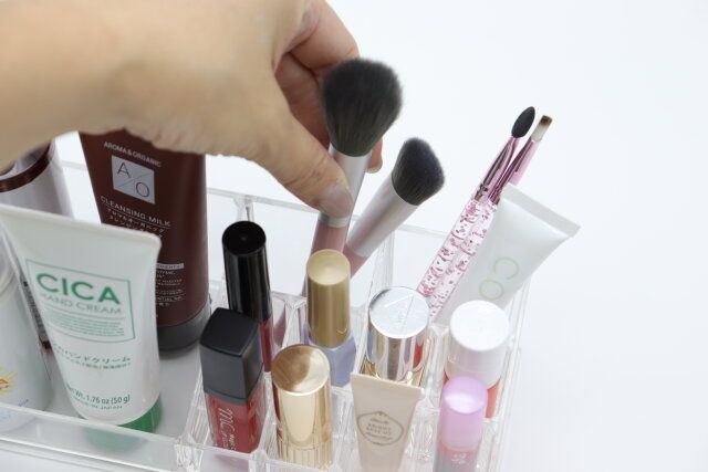 ダイソーの化粧収納ケースは右奥にブラシを収納できる