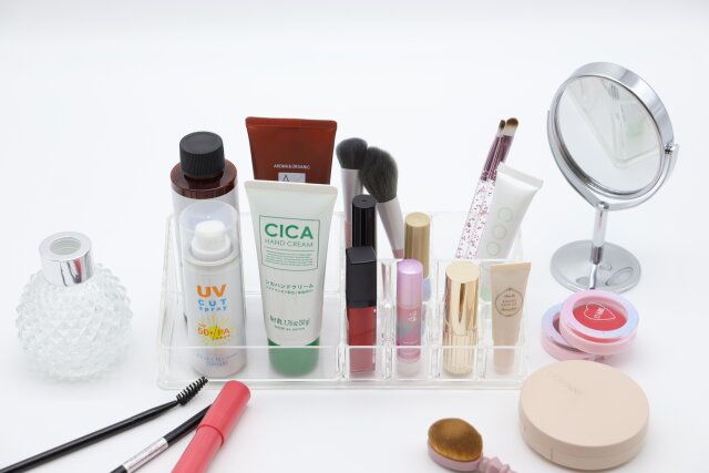 ダイソーの化粧収納ケースはコスメをディスプレイしながら収納できる