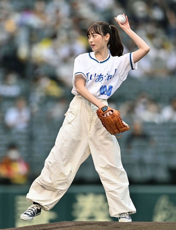 始球式の福原遥さん 阪神―巨人