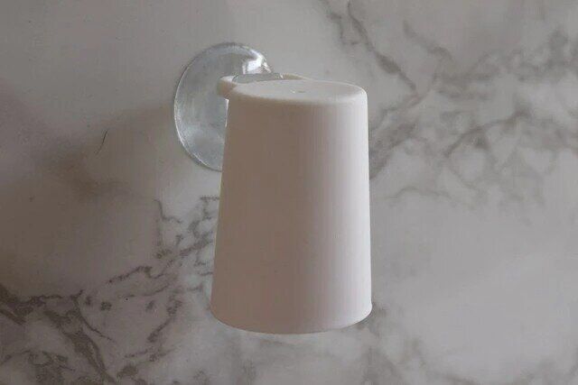 ダイソー 水切れがいい マウスウォッシュ用コップ 専用吸盤付き