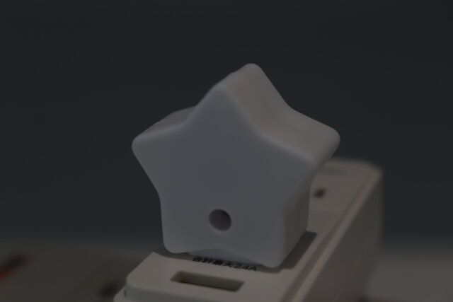 ダイソーのボイスコントロールライト（星）は声で操作して明かりをオンオフできる