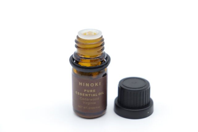 スタンダードプロダクツのヒノキ エッセンシャルオイルのフタ
