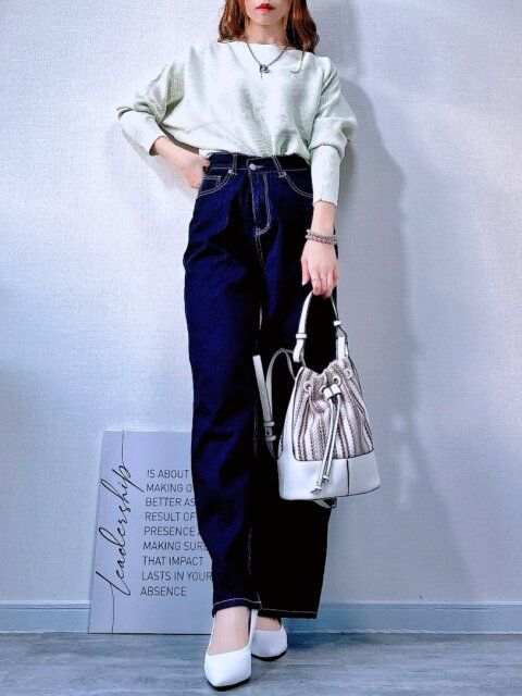 ハイウエストデニムパンツにライトグリーン合わせの大人カジュアルコーデ