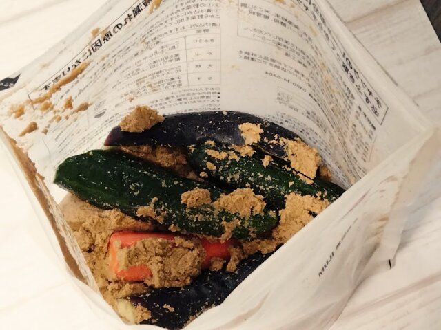 ぬかどこににんじんやきゅりを入れて漬ける