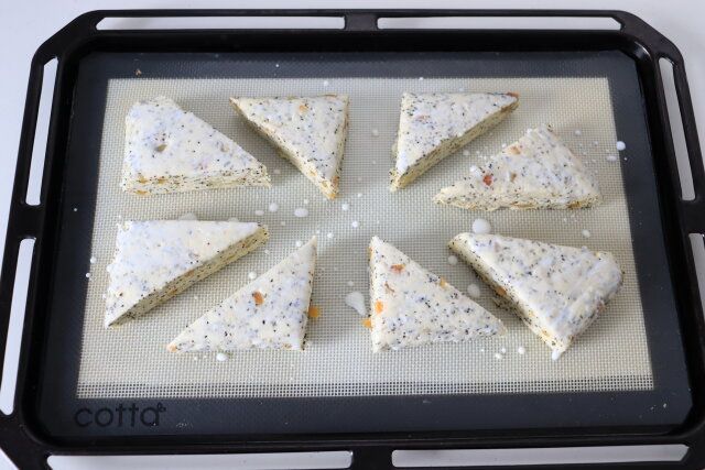 生地を三角の形になるように8等分にカットする。