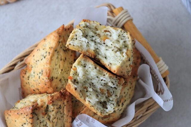かごに入った紅茶とオレンジのスコーン