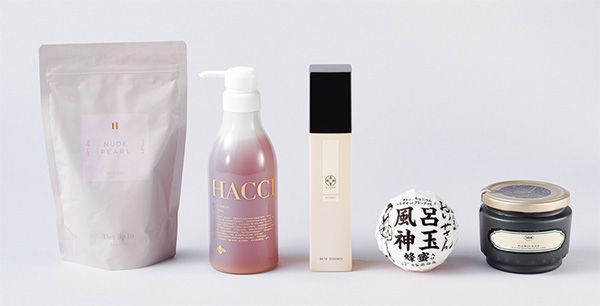 【左】クリスタルバスソルト ヌードパール 【中左】ボディウォッシュ BEE HUG 【中】バスエッセンス ヒノキ 【中右】風呂神玉／蜂蜜入り 【右】ブラック ボディスクラブ デッドシー 