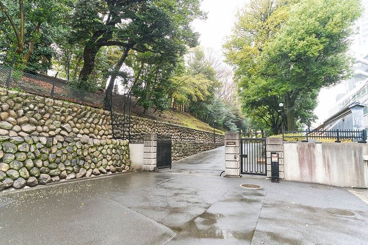 受付を済ませこちらの門から入る。まだ「旧岩崎邸庭園」は見えてこない