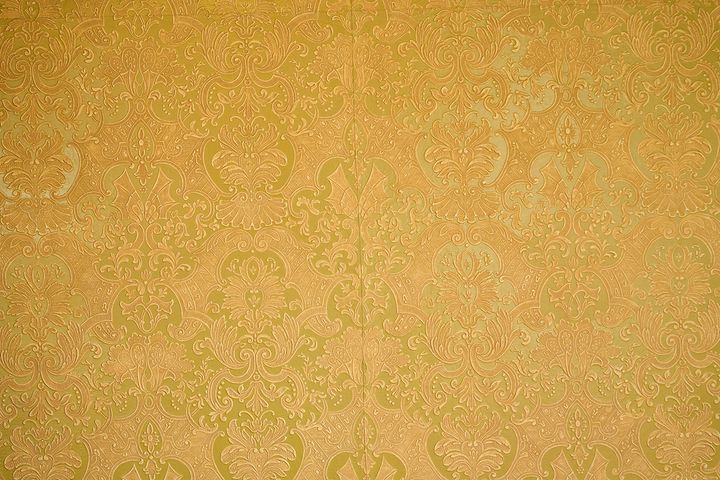 金唐革紙の壁紙。近づいて見るとその精巧さに驚く