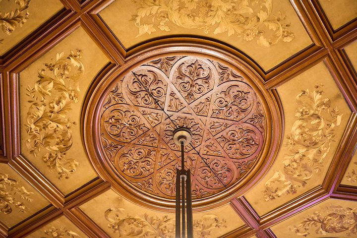 シルクの刺繍があしらわれている天井は圧巻。色が褪せているが当時のままだという