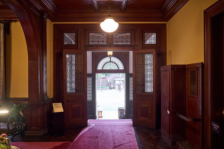 館内に入り、正面玄関を振り返った様子。控えめなステンドグラスの装飾に趣を感じる