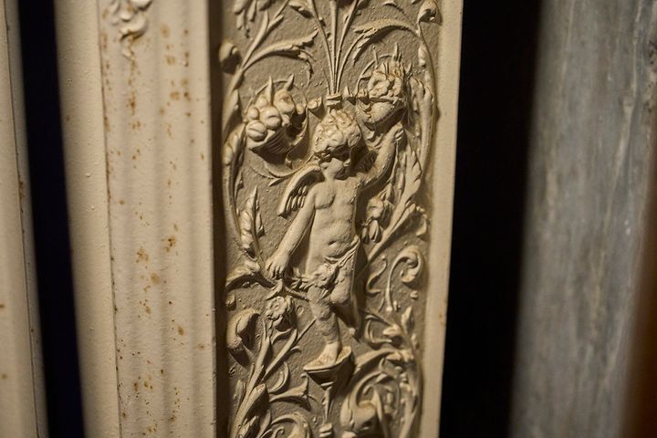 スチームヒーターにはよく見ると天使の彫刻が施されている