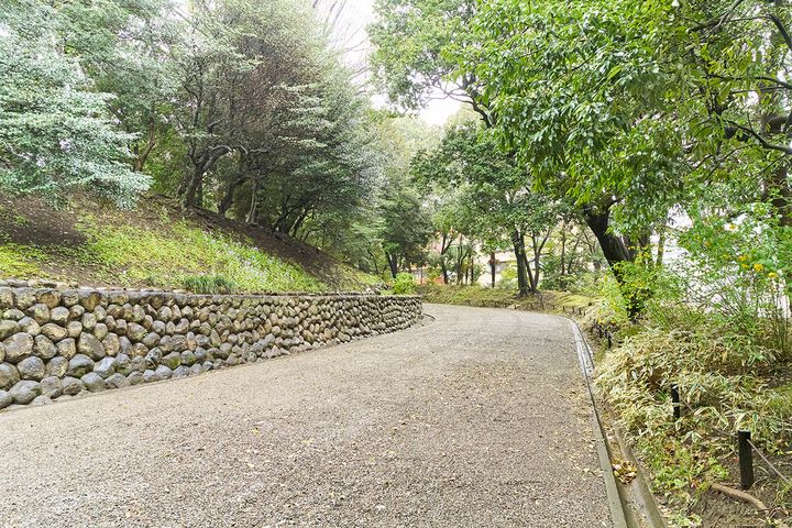 入ってすぐ洋館が見えないようにあえて設計されているとか