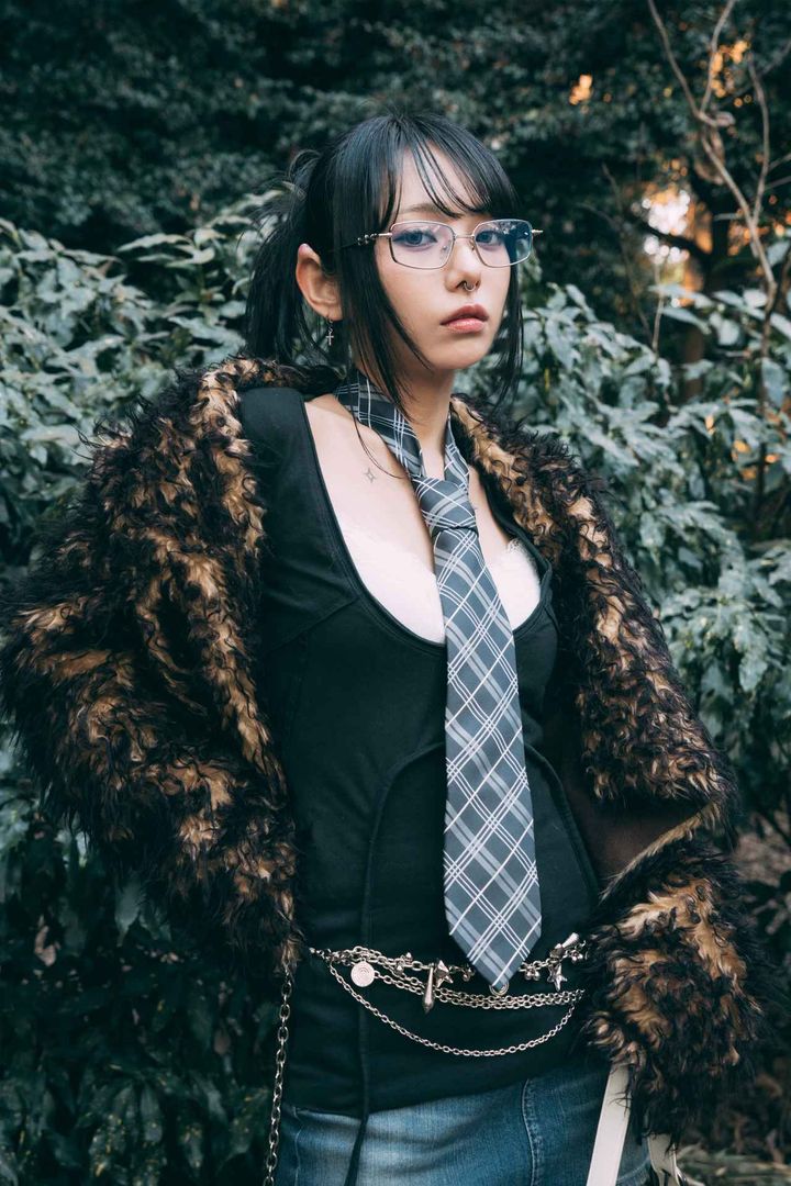 画像2: メガネやネクタイなど、オフィスアイテムを取り入れることがポイント！