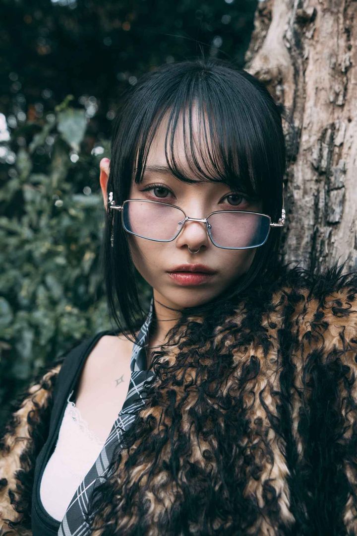 画像3: メガネやネクタイなど、オフィスアイテムを取り入れることがポイント！