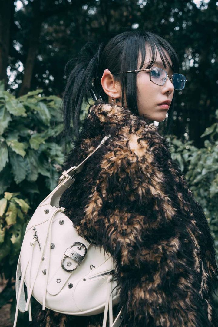 画像4: メガネやネクタイなど、オフィスアイテムを取り入れることがポイント！