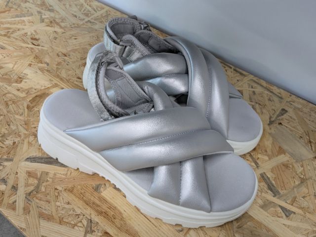 シルバーのボリュームソールパフィースポーツサンダル