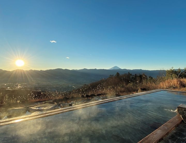 棚山の標高約700ｍ地点にある温泉施設。甲府盆地や富士山を眺めながら入浴できる２つの露天風呂が魅力。