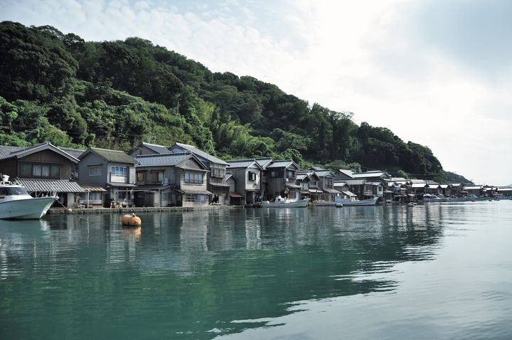 １階は舟のガレージ、２階が居室となった伝統的な建物構造。伊根湾の５㎞にも及ぶ周囲に約230軒の舟屋が立ち並ぶ。