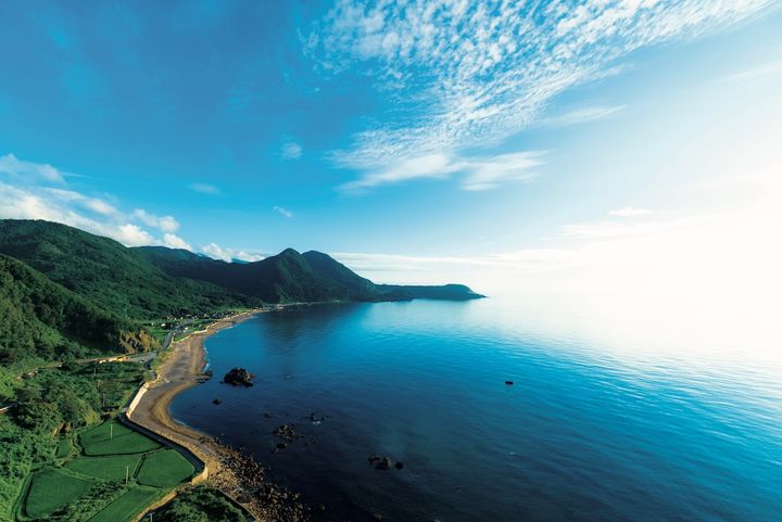 四季折々の雄大な自然と歴史深い観光スポットが多く点在する日本海側で最大の離島。名物グルメも大充実。