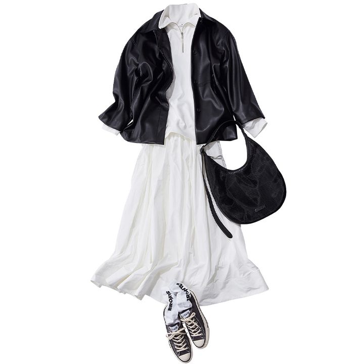 ハーフジップスウェットと白のフレアスカートにエコレザージャケットを羽織って黒のバッグとスニーカーを合わせたコーデ