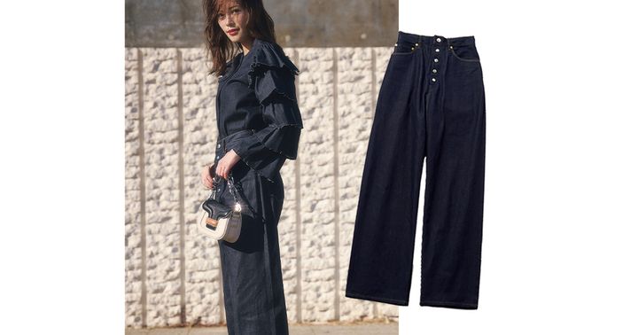 ペレックのインディゴデニムとフリルシャツを着た咲和希さん