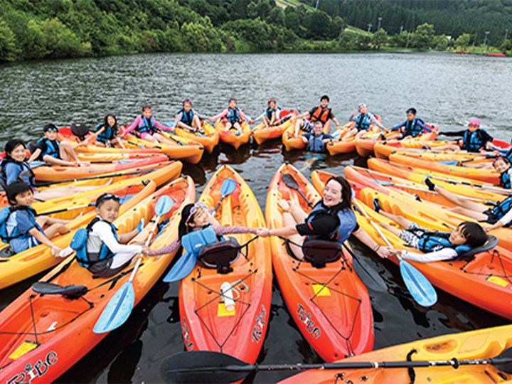 カヌーをする子どもたち