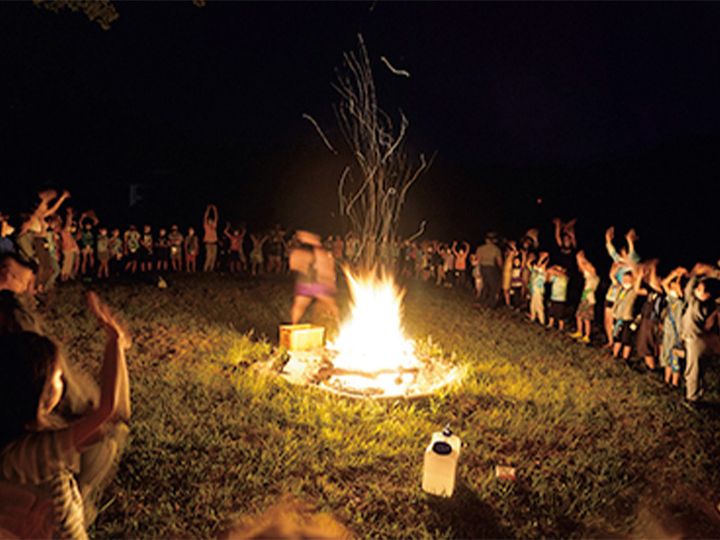 English Adventureの様子。夜はキャンプファイヤー